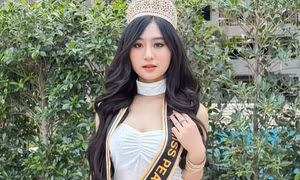 Hoa hậu được trao vương miện trước cửa nhà