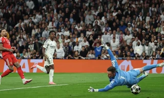 Vinicius tỏa sáng, Real Madrid ngược dòng đầy cảm xúc trước Benfica 