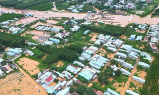 'Nước tràn vào, vợ chồng tôi thức trắng đêm kê đồ, đến giờ vẫn chưa được ăn cơm'