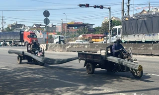 Clip xe ba gác 'cõng' bó sắt dài 10m náo loạn quốc lộ