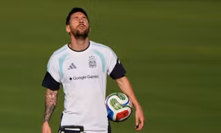HLV Argentina: 'Cả thế giới đang chờ Messi'
