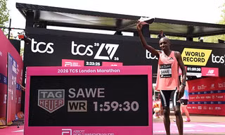 Sabastian Sawe: Từ cậu bé trốn thi đấu đến người phá vỡ 'bức tường marathon 2 giờ'