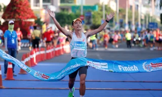 Trung Cường trên đường chạy Tiền Phong Marathon 2026.