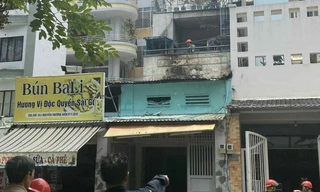 Nhân chứng kể phút phá cửa căn nhà cháy giữa TPHCM, giải cứu cụ bà và 2 em nhỏ