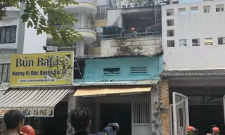 Nhân chứng kể phút phá cửa căn nhà cháy giữa TPHCM, giải cứu cụ bà và 2 em nhỏ