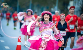Rộn ràng sắc xuân cùng gần 10.000 VĐV tại Tết Run Half Marathon ở Hà Nội và TP.HCM