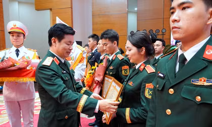 Lãnh đạo Tổng cục Chính trị Quân đội nhân dân Việt Nam trao Bằng khen tặng Thượng sĩ Lê Vũ Lam Điền - Gương mặt trẻ triển vọng toàn quân 2025 ẢNH: NGUYỄN MINH 