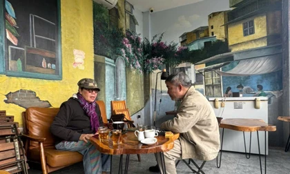 Nhà văn Y Ban (trái) tại quán cà phê ven sông Hồng