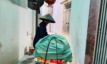 Nhóm lao động tự do tại gầm cầu vượt dốc Bưởi, Hà Nội ào ra khi có người đến thuê mướnẢnh: LƯU TRINH