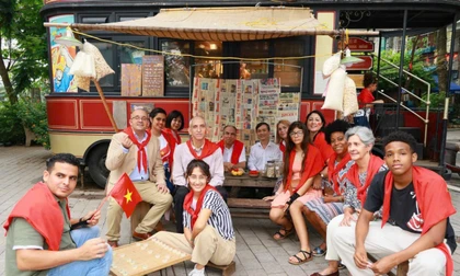 Đoàn Đại sứ Cuba chụp ảnh lưu niệm tại toa Bếp - Chạn - Mâm thuộc dự án Tuyến tàu điện số 6