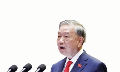 Bí thư Thành ủy Hà Nội Nguyễn Duy Ngọc kiểm tra tiến độ thi công tuyến đường Vành đai 1 đoạn Hoàng Cầu - Voi Phục Ảnh: MQ