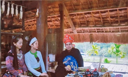 Nghệ nhân nhân dân Bùi Văn Minh thực hiện nghi lễ làm mát nhà cho người dân