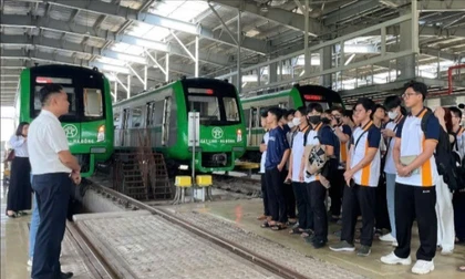 Sinh viên chuyên ngành Đường sắt và Metro tham quan học tập tại tuyến đường sắt đô thị Cát Linh - Hà Đông Ảnh: UTT