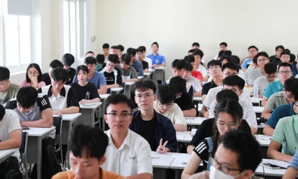 Sinh viên Đại học Quốc gia Hà Nội trong giờ học lí thuyết Ảnh: HOA BAN 