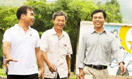 Một ngư dân xã Bình Châu cầm vợt và pin nhảy lặn xuống bắt cá sát đảo Gạc Ma. Ảnh: Lê Văn Chương