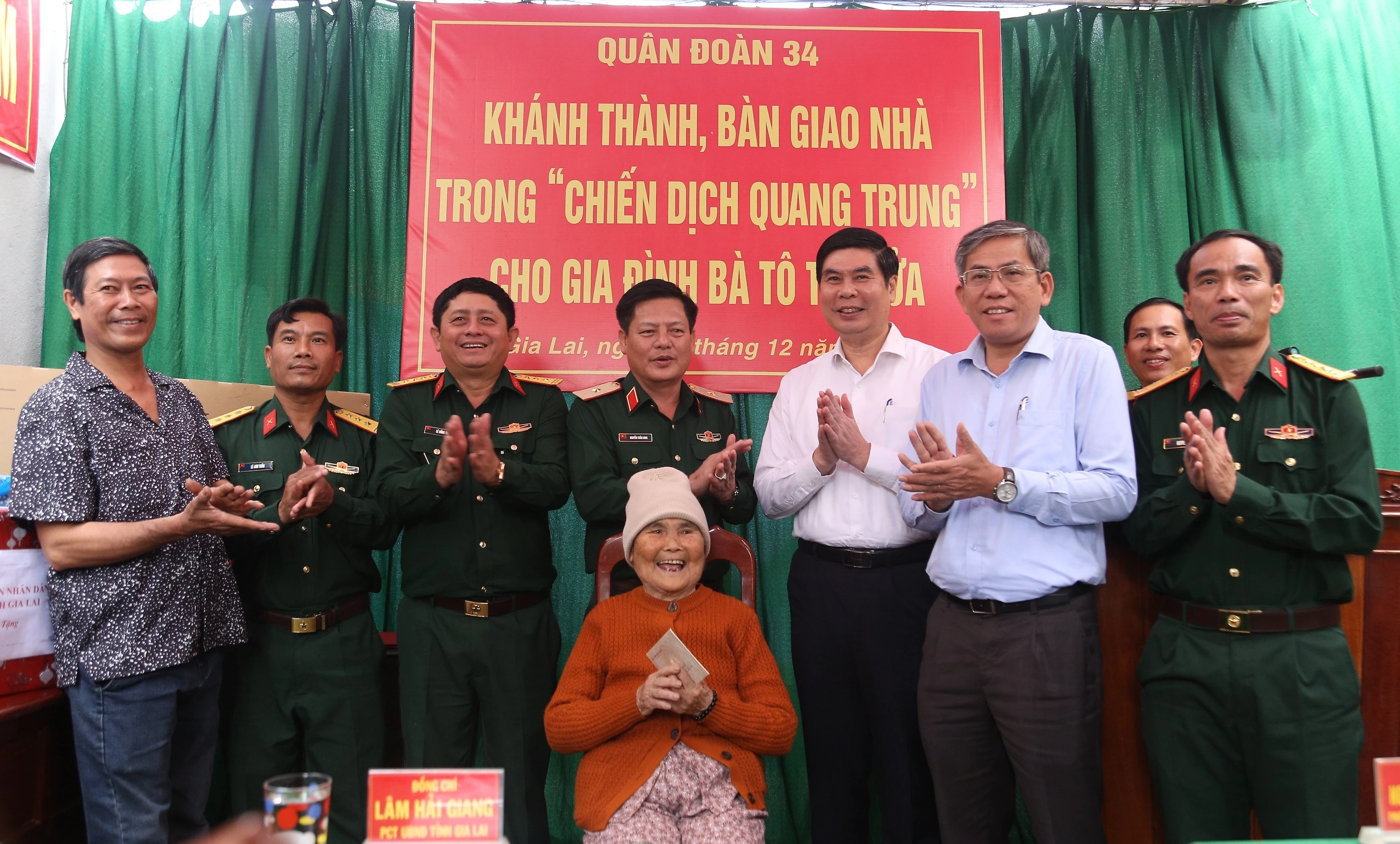 Cụ bà 88 tuổi rưng rưng nhận nhà mới từ bộ đội sau bão lũ