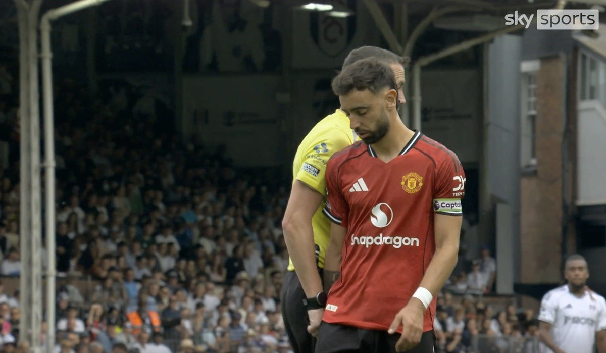 Bruno Fernandes đổ lỗi cho trọng tài sau khi sút 11m lên trời | Báo điện tử  Tiền Phong