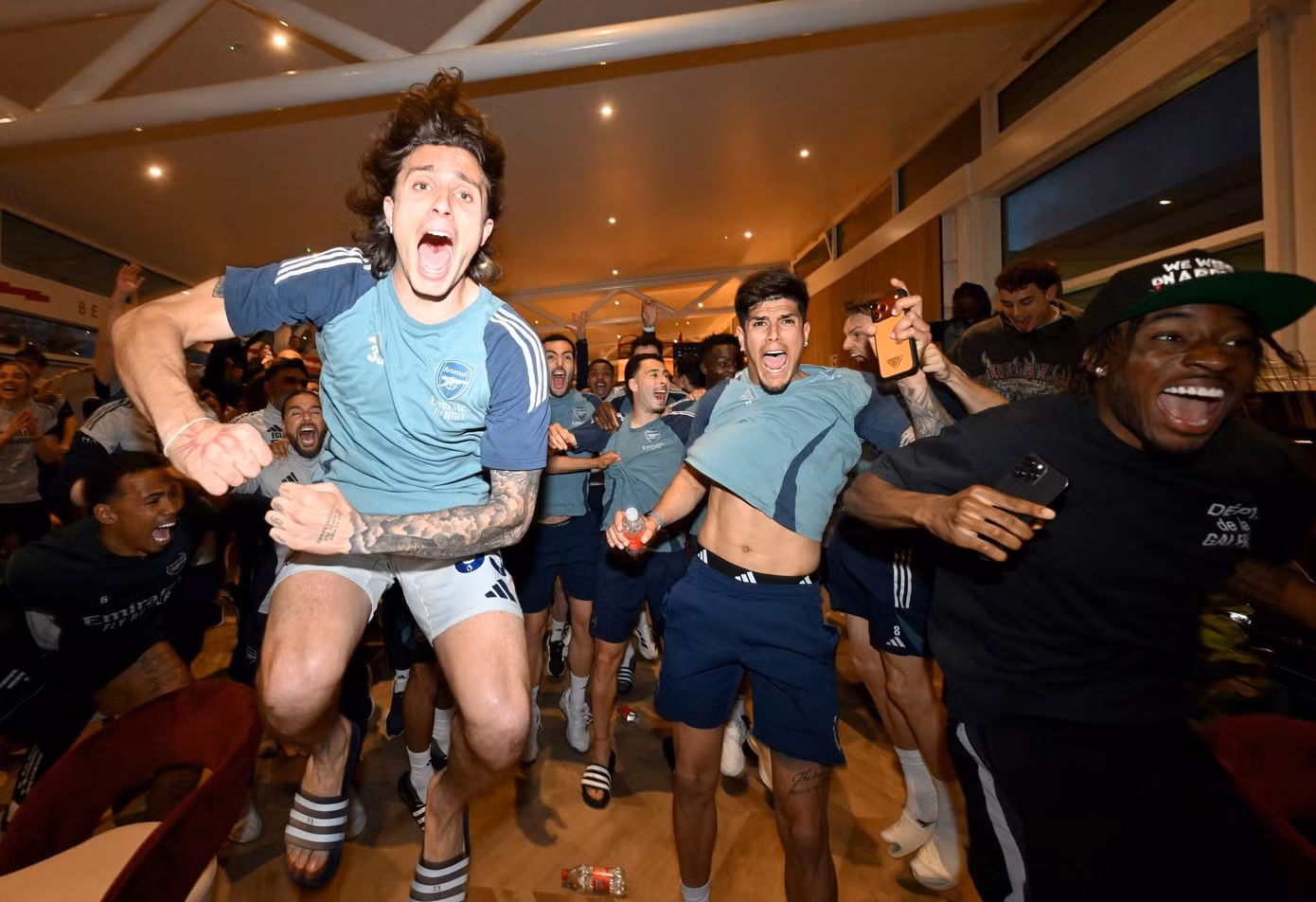 Các cầu thủ Arsenal ăn mừng chức vô địch Premier League.