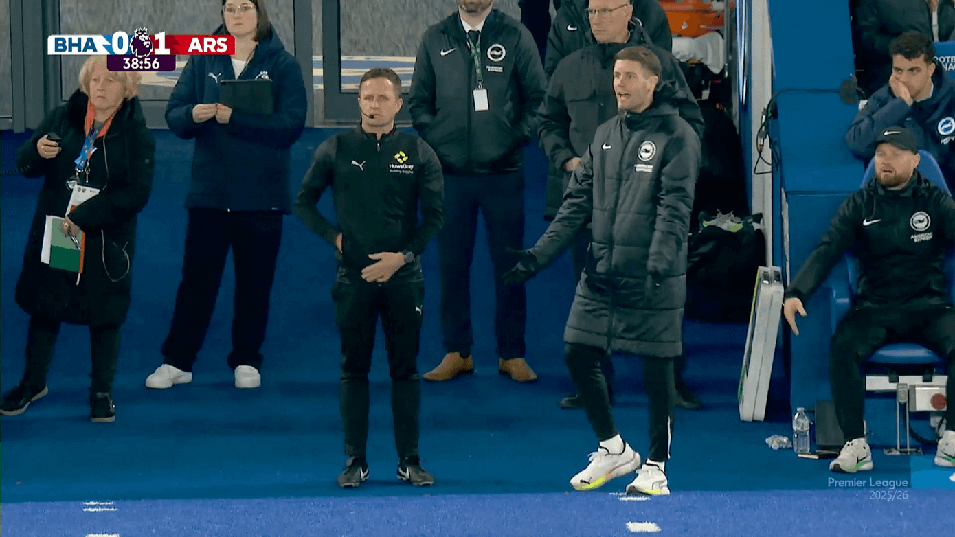 HLV Hurzeler đang tỏ ra rất tức giận.