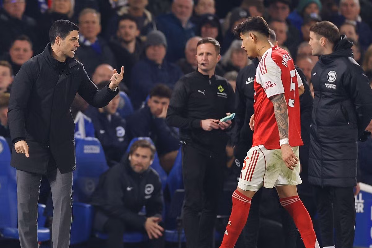 Lời qua tiếng lại giữa Fabian Hurzeler và Mikel Arteta.