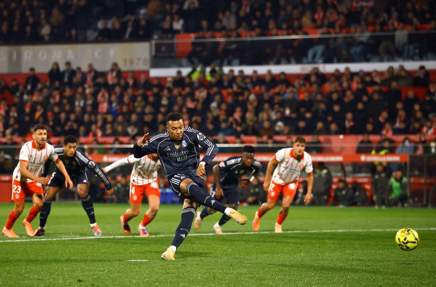 Real Madrid buộc phải đánh bại Girona để nuôi hy vọng cạnh tranh với Barcelona.