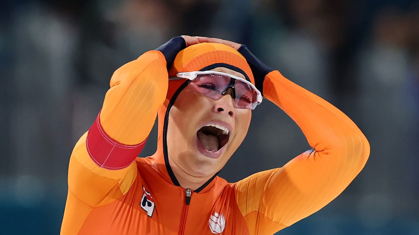 Jutta Leerdam phá kỷ lục trượt băng tốc độ 1000m.