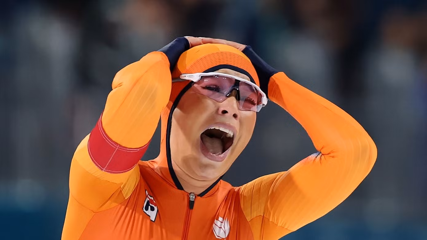 Jutta Leerdam phá kỷ lục trượt băng tốc độ 1000m.