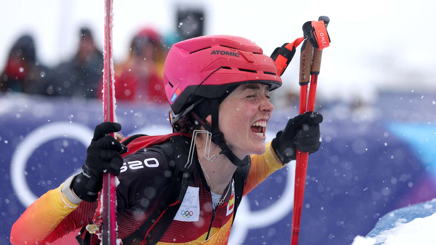 Ana Alonso Rodriguez của Tây Ban Nha ăn mừng sau khi giành huy chương đồng trượt tuyết leo núi.