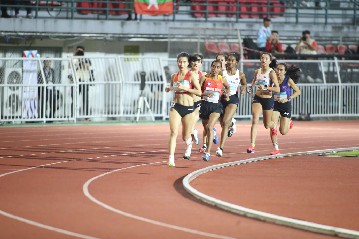 Буй Тхі Нган та Нгуєн Хань Лінь вибороли золоту та срібну медалі у жіночому забігу на 1500 м. Фото: Май Лоан. 22020020202.jpg