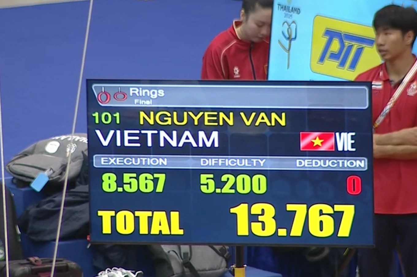 Нгуєн Ван Кхань Фонг не має суперників у змаганнях на кільцях (Фото: Ден Трі). phongjpg-1765444075703.jpg