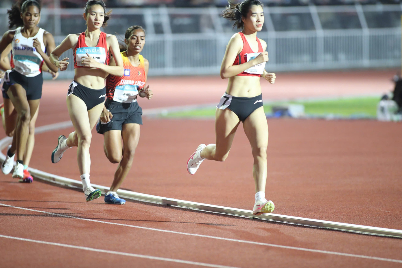 Буй Тхі Нган та Нгуєн Хань Лінь вибороли золоту та срібну медалі у жіночому забігу на 1500 м. Фото: Май Лоан. 1000000.jpg