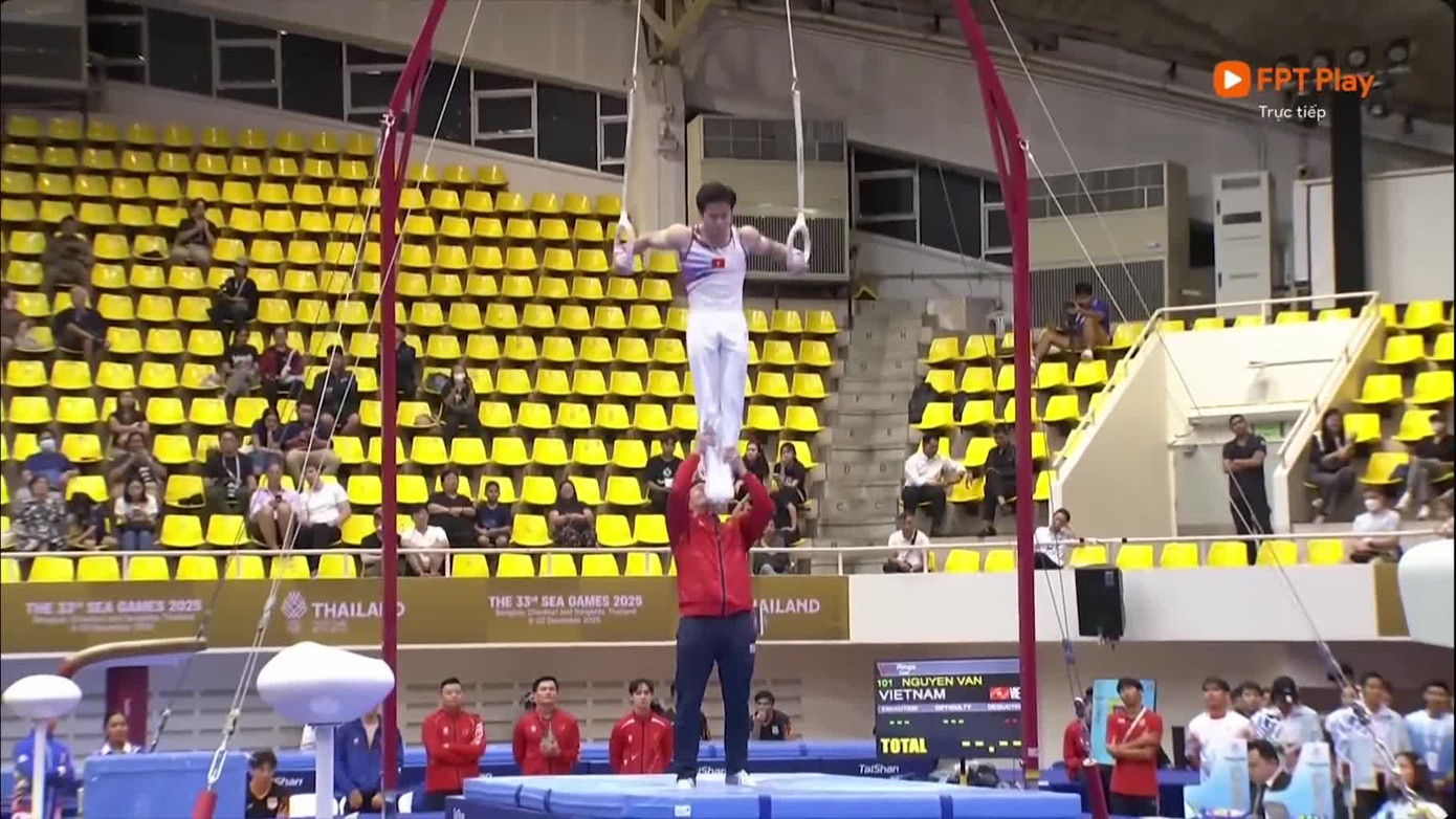 Крупний план видатного, неперевершеного виступу спортсмена Нгуєна Ван Кхань Фонга у вправі на кільцях, який приніс йому золоту медаль. 1024.jpg