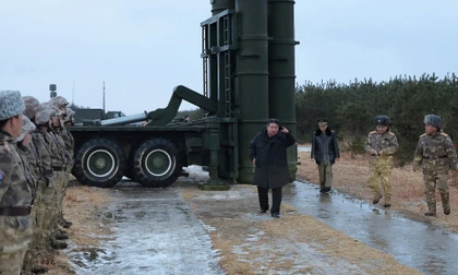 Chủ tịch Triều Tiên Kim Jong Un giám sát phóng thử tên lửa, thăm xưởng lắp ráp tàu ngầm