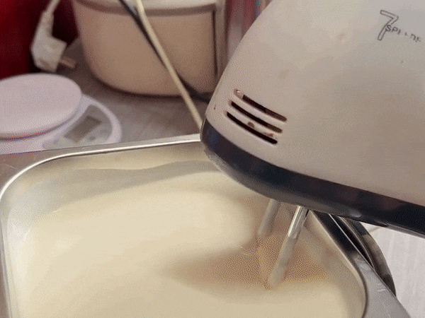 Kem muối là công đoạn được chú trọng để tạo nên sự hài hòa và thơm ngon trong ly cafe muối (Ảnh: NVCC).