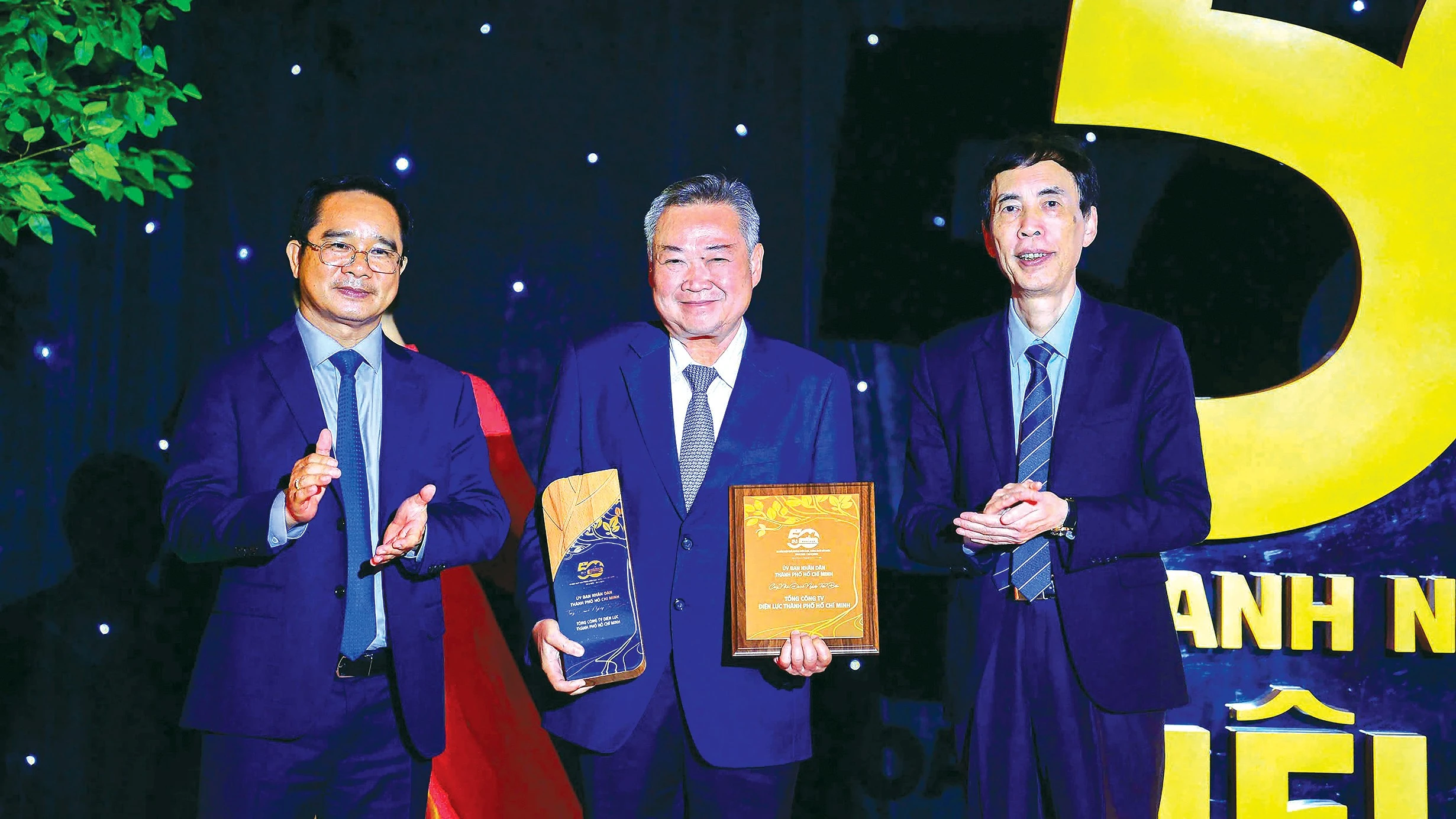 EVNHCMC Hoàn Thành Xuất Sắc Nhiệm Vụ 2025: Đảm Bảo Điện Ổn Định, Phát Triển Lưới Thông Minh