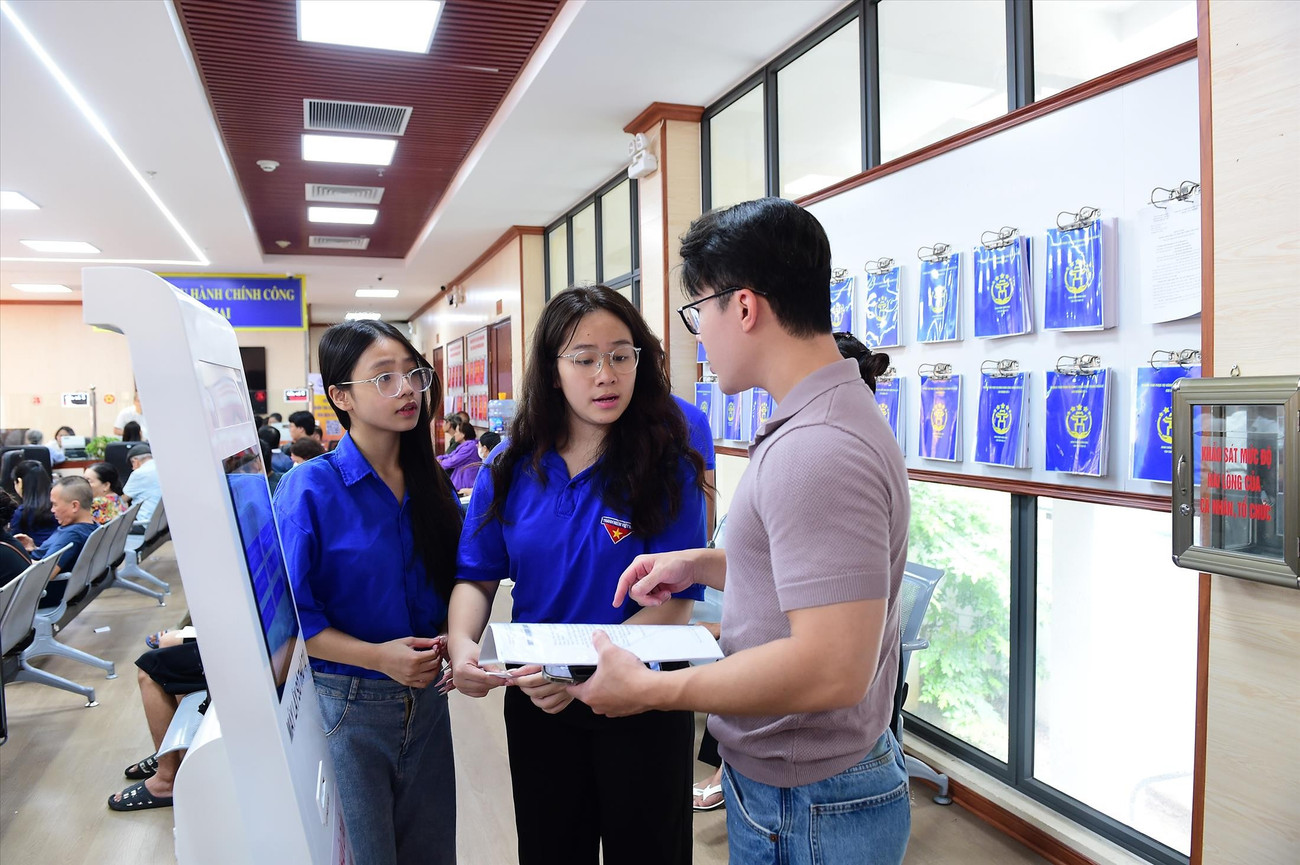 Nguyễn Hoàng Yến Nhi và Nguyễn Thái Linh Trang - tham gia tình nguyện tại Trung tâm phục vụ hành chính công phường Bạch Mai. Ảnh: Xuân Tùng a0tinhnguyenvien.jpg