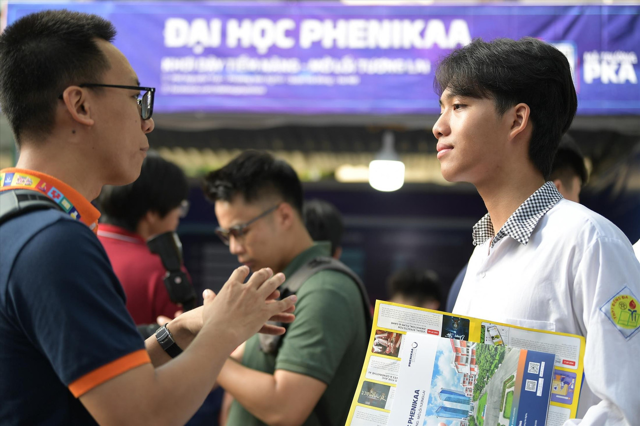 Thí sinh tìm hiểu thông tin tuyển sinh năm 2025. Ảnh: DƯƠNG TRIỀU 1.jpg