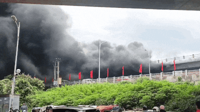 Cháy ngùn ngụt, khói cuồn cuộn bốc cao dưới gầm cầu Vĩnh Tuy sau tiếng nổ lớn