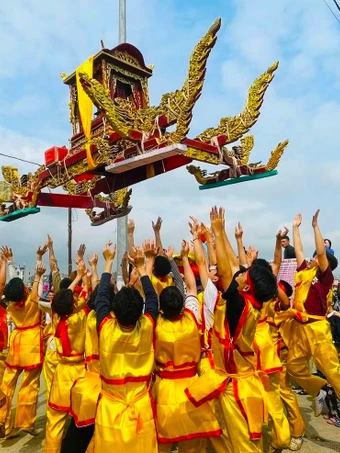 Màn tung kiệu và cướp lộc ở ngôi đền thiêng nhất Nghệ An