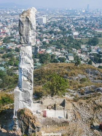 Hình hài hòn Vọng Phu sau khi được tu bổ 17 tỷ đồng