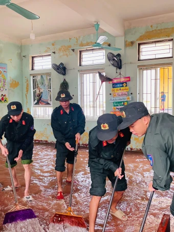 Bộ đội, công an hỗ trợ người dân Hà Tĩnh dọn dẹp sau lũ