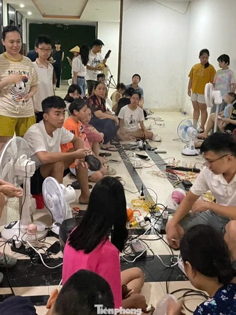 Chật kín người ngồi chờ sạc điện thoại ở trung tâm thương mại, chung cư
