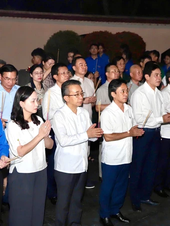 Thắp nến tri ân anh hùng liệt sĩ tại Ngã ba Đồng Lộc