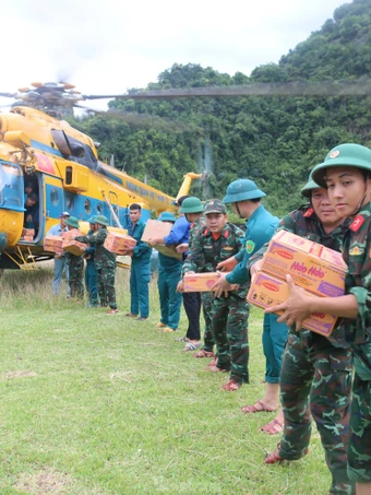 Trực thăng đưa gần 20 tấn nhu yếu phẩm tiếp tế người dân vùng tâm lũ