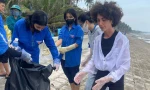 Thanh niên cùng người dân, du khách tham gia làm sạch biển Mũi Né