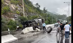 Xe tải lật chắn ngang đèo Cù Hin nối Nha Trang với sân bay Cam Ranh