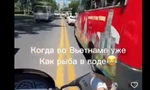 Người đàn ông ngoại quốc chạy xe lạng lách, đánh võng trên đường phố Nha Trang