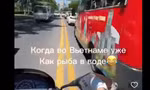 Người đàn ông ngoại quốc chạy xe lạng lách, đánh võng trên đường phố Nha Trang