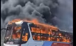Xe khách bốc cháy ngùn ngụt trên Quốc lộ 1 qua Khánh Hòa