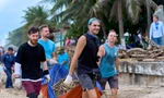 Người nước ngoài chung tay dọn rác bờ biển, tham gia cứu hộ người dân Nha Trang